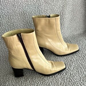 Chiarini‎ Ta. Ankle Boots with Chunky Heel and Side Zipper